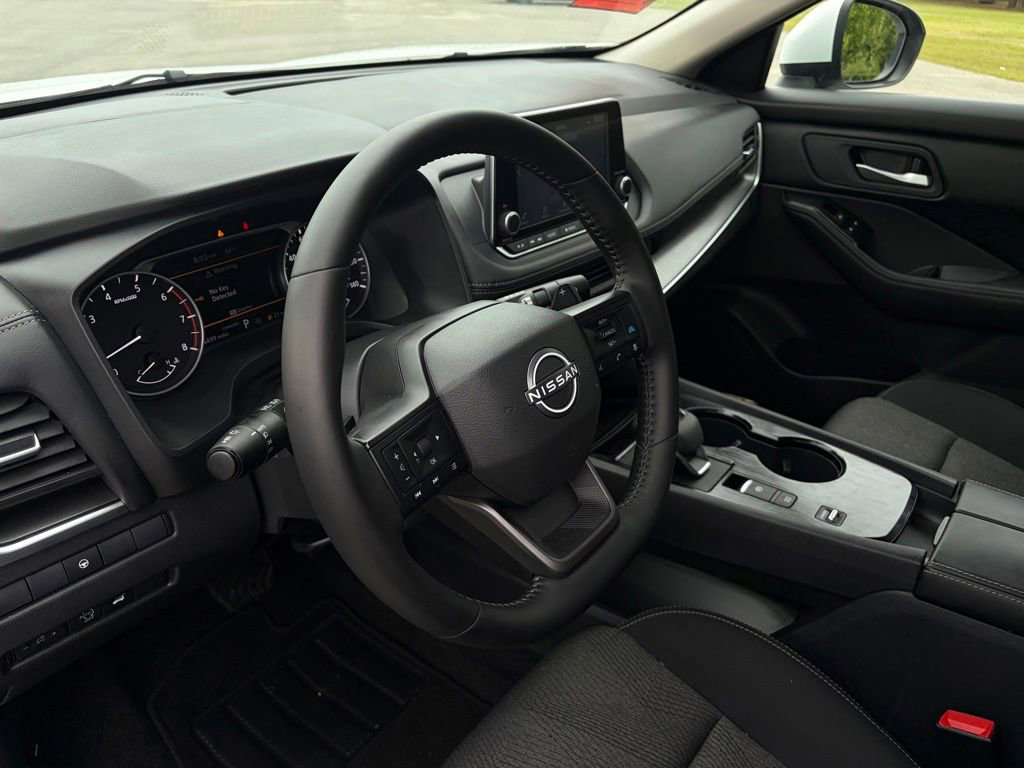 Used 2025 Nissan Rogue SV FWD image 18