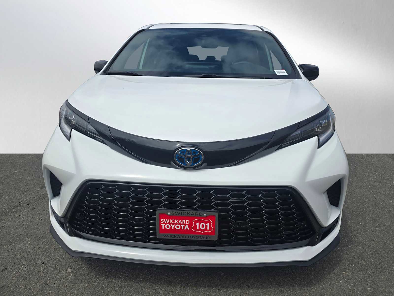 Used 2025 Toyota Sienna XSE w/ XSE Plus Package AWD/4WD image 8