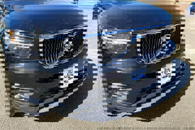 Used 2022 Volvo XC40 T5 Momentum image 30