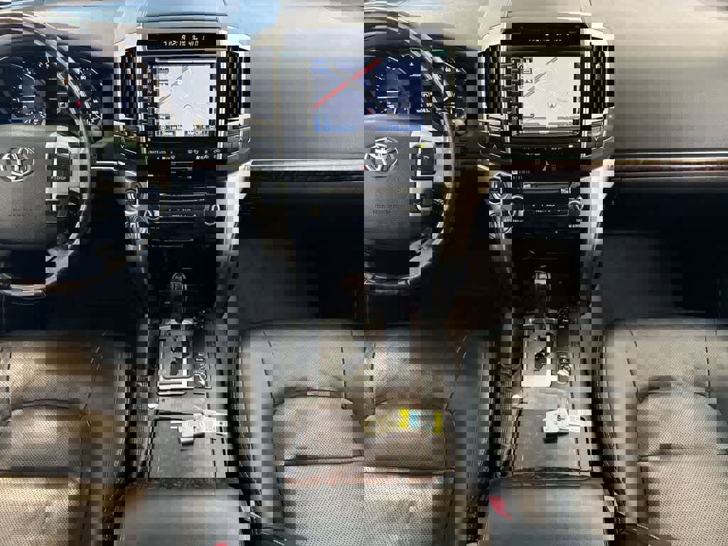 Used 2015 Toyota Land Cruiser image 31