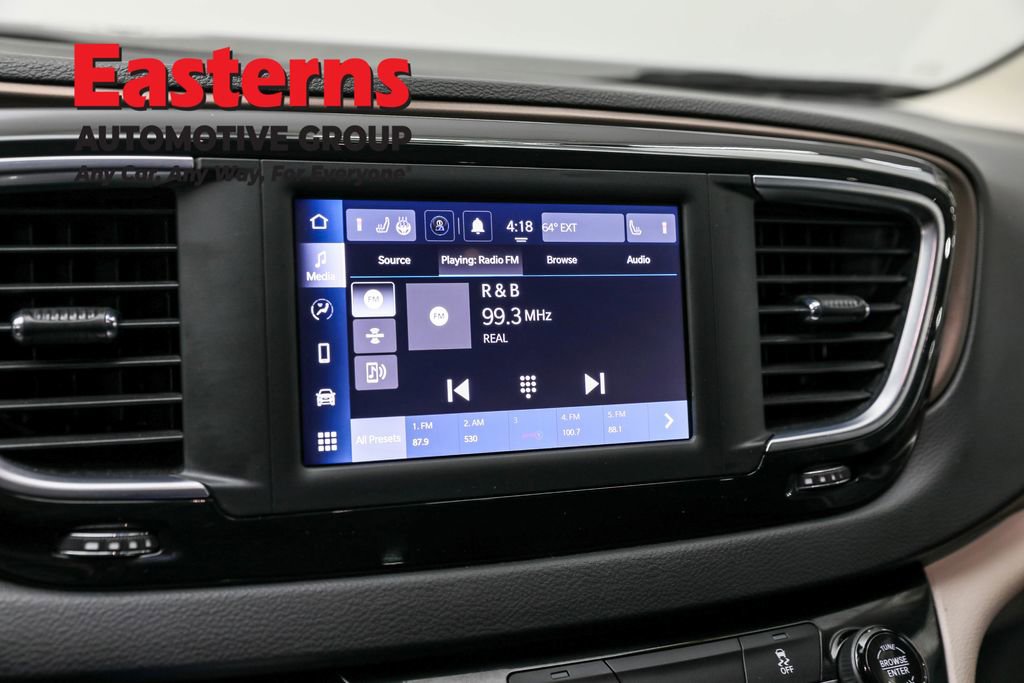 Used 2023 Chrysler Voyager LX image 19