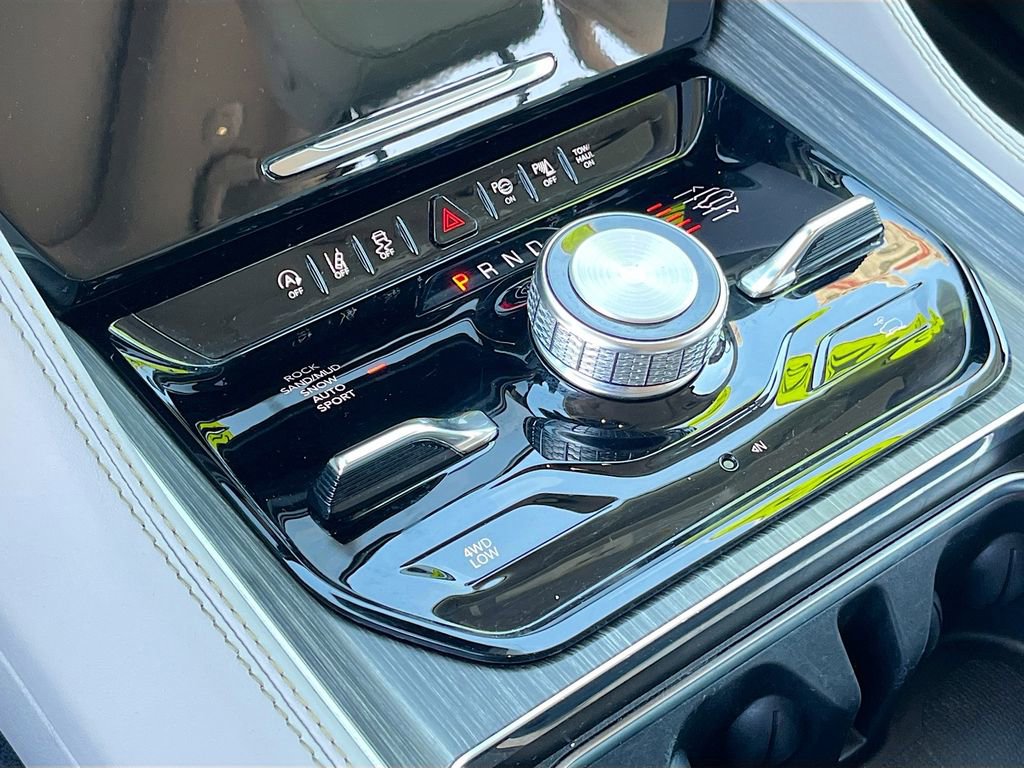 Certified 2024 Jeep Wagoneer L Series III w/ Premium Group I image 17