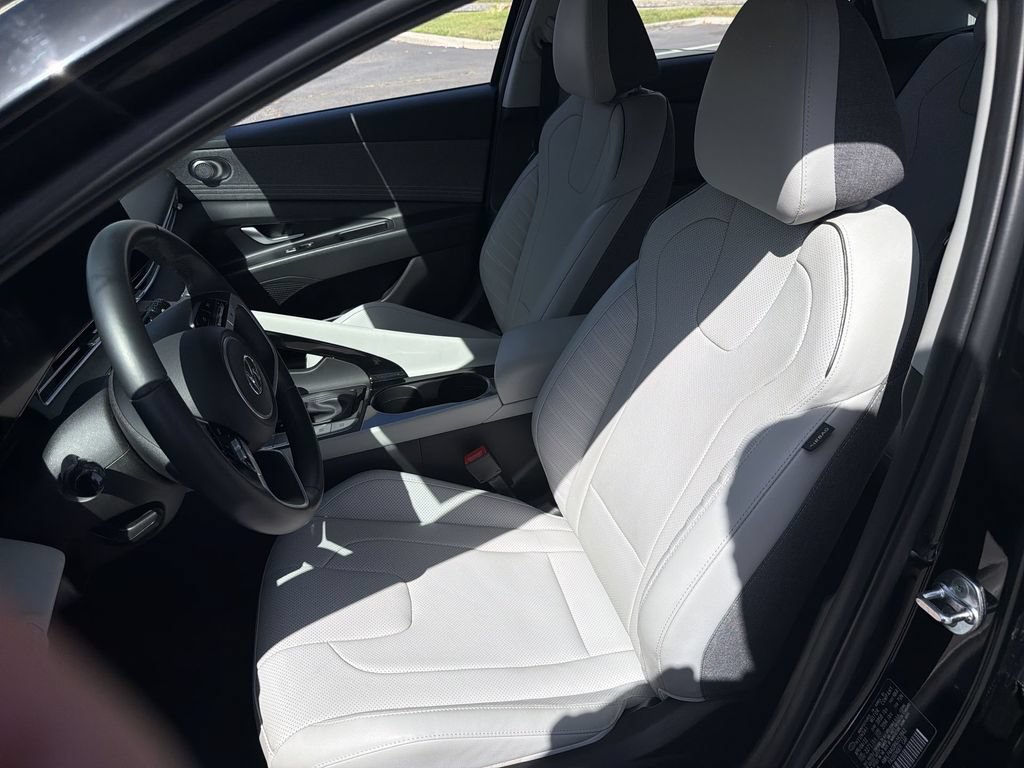 Used 2022 Hyundai Elantra Limited FWD image 14
