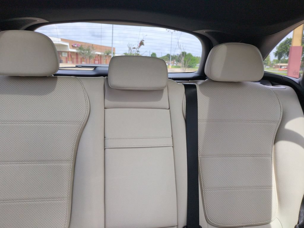 Used 2025 Mercedes-Benz GLC 300 4MATIC image 33