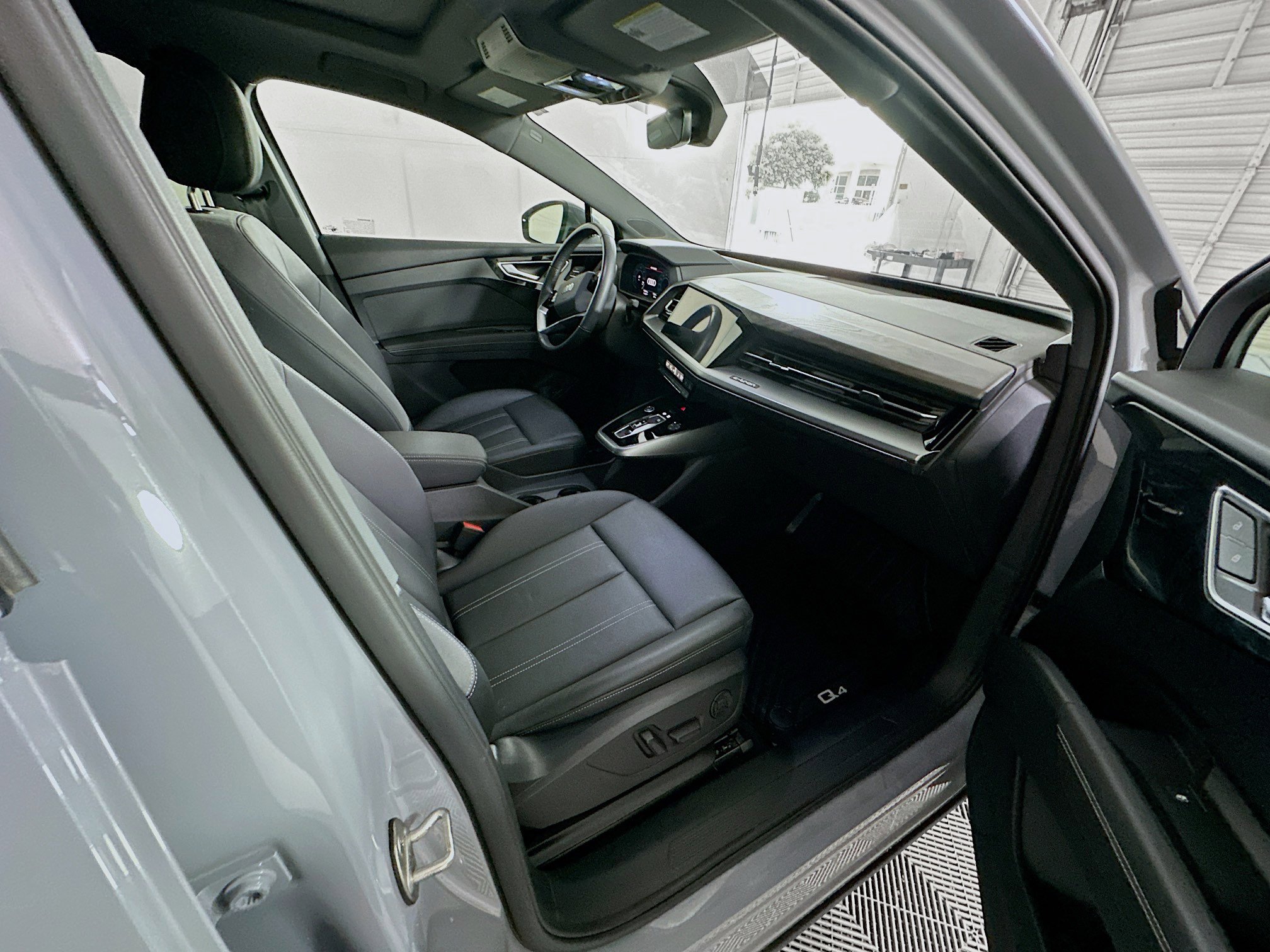 Used 2023 Audi Q4 e-tron Premium w/ Convenience Package image 31