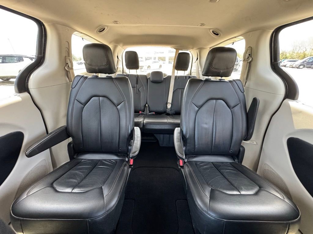 Used 2020 Chrysler Pacifica Touring-L w/ Tire & Wheel Group image 17