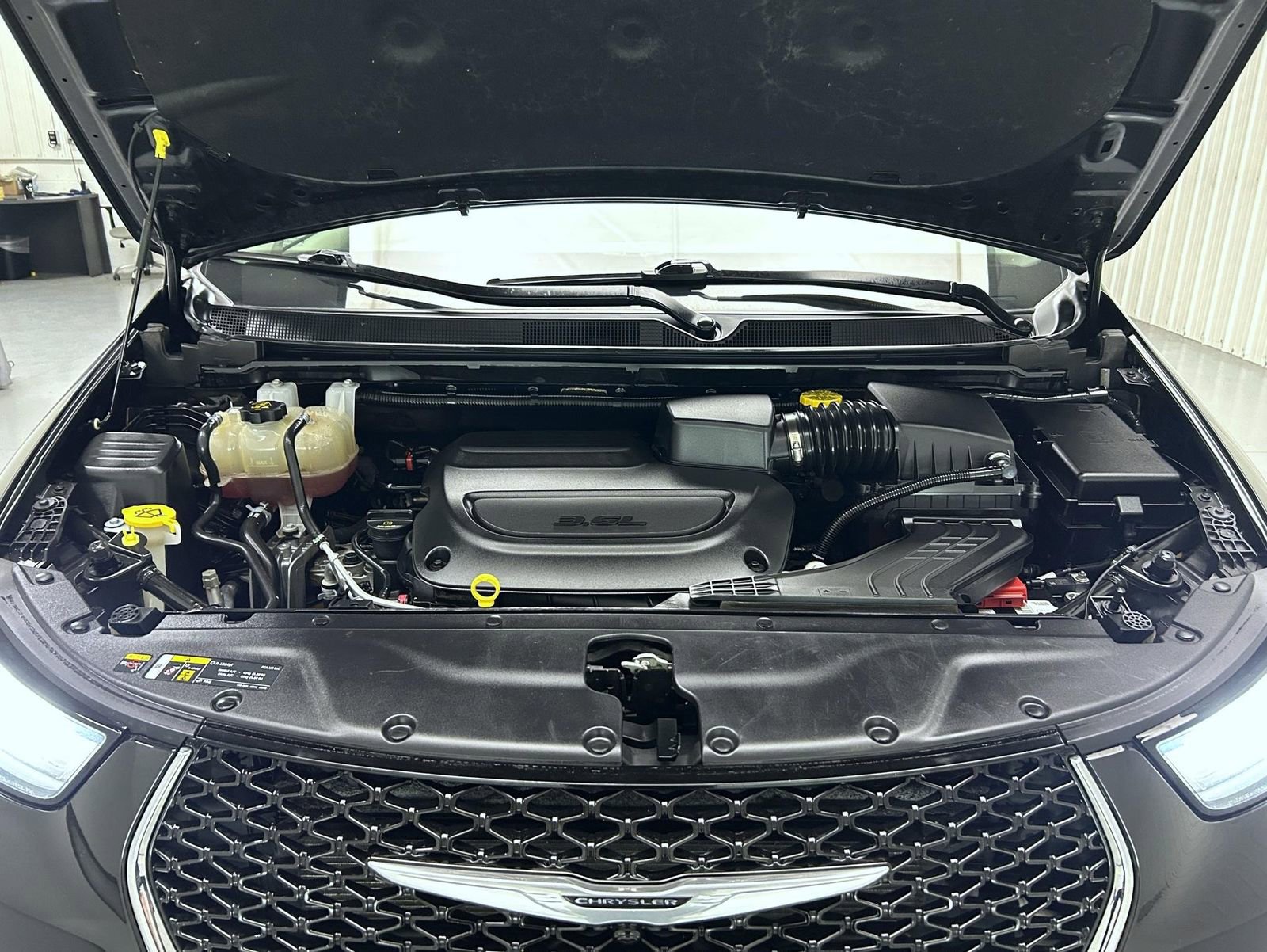 Used 2023 Chrysler Pacifica Touring-L image 23