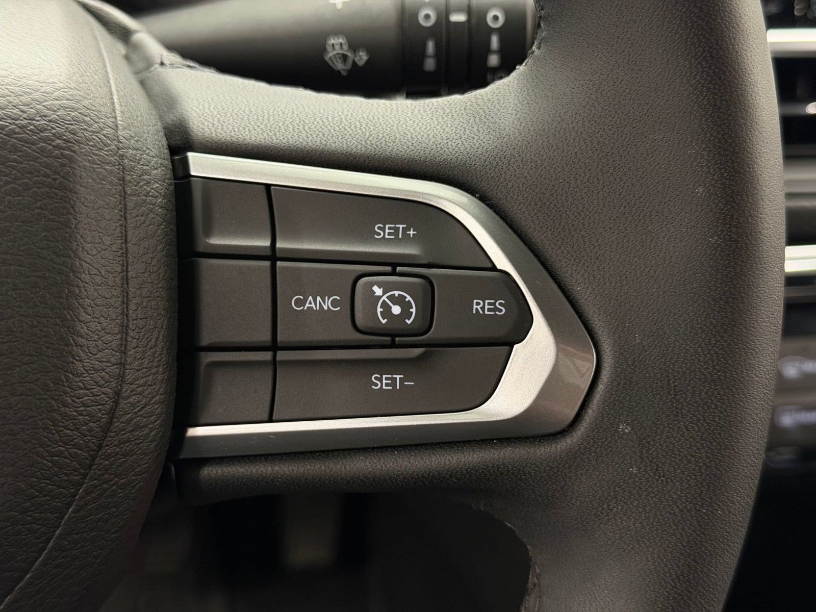 Used 2025 Jeep Compass Latitude w/ Convenience Group AWD/4WD image 15