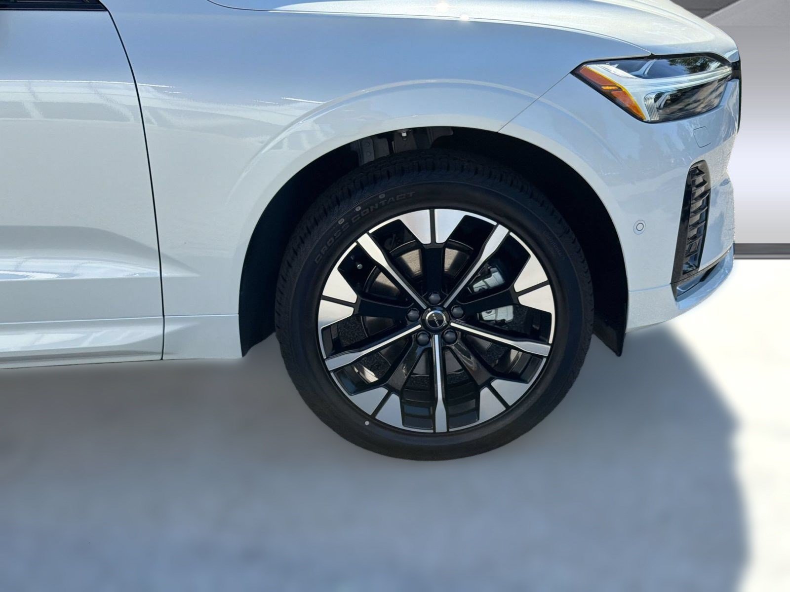 New 2027 Volvo XC60 B5 Plus AWD/4WD image 12