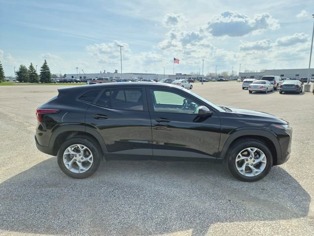 Used 2024 Chevrolet Trax LS w/ LS Convenience Package FWD image 4