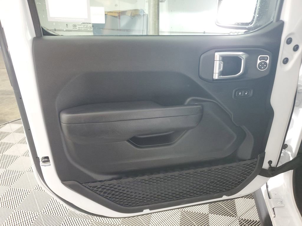 Used 2025 Jeep Wrangler Unlimited Rubicon AWD/4WD image 27