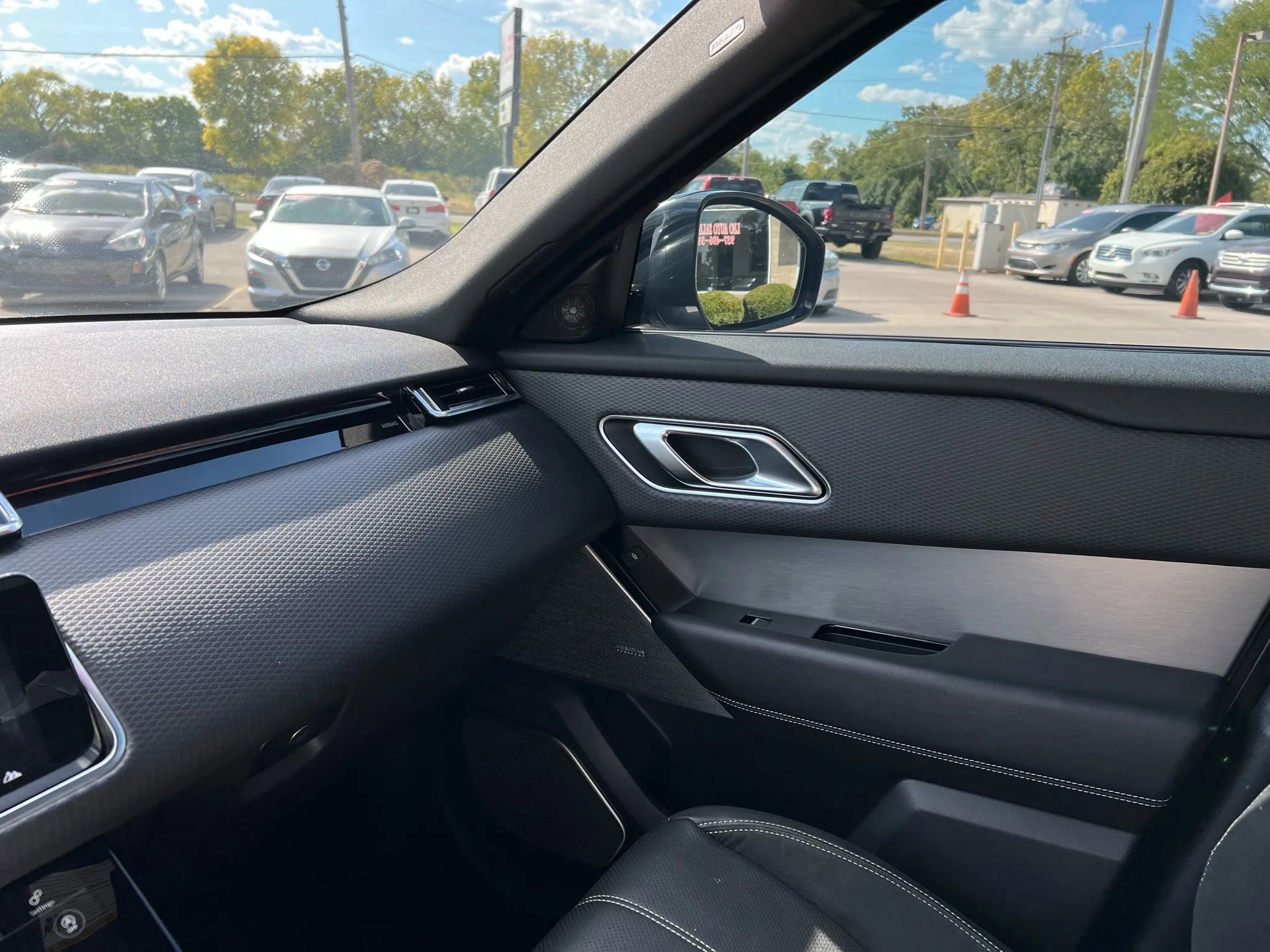 Used 2018 Land Rover Range Rover Velar R-Dynamic SE image 15