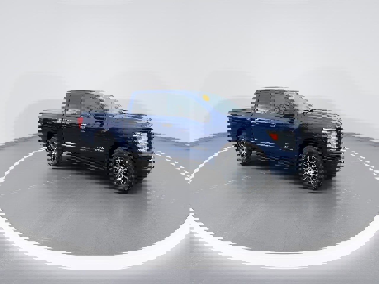 Used 2021 Nissan Titan SV w/ SV Convenience Package image 3