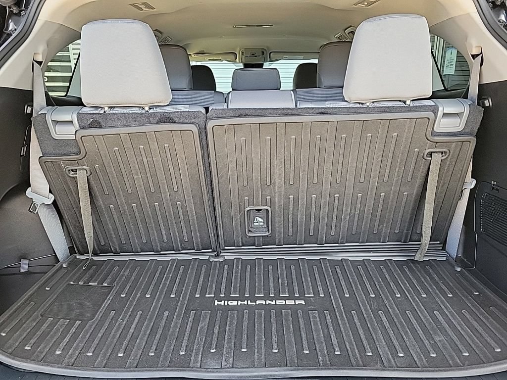 Used 2022 Toyota Highlander LE AWD/4WD image 17