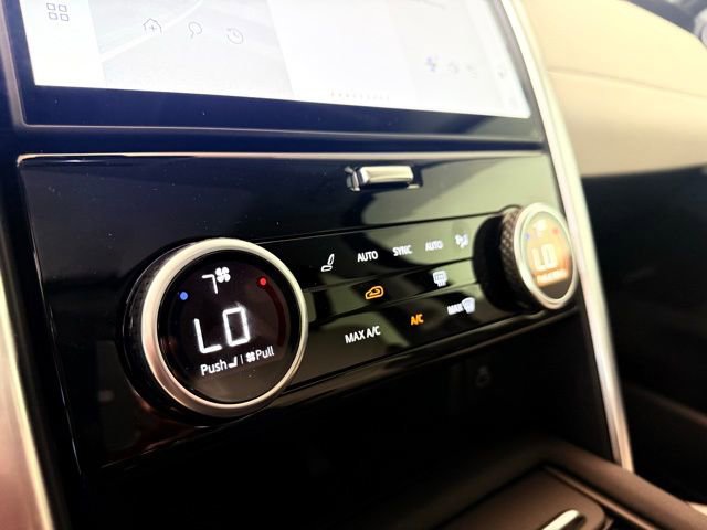 Certified 2025 Land Rover Discovery Dynamic SE image 38