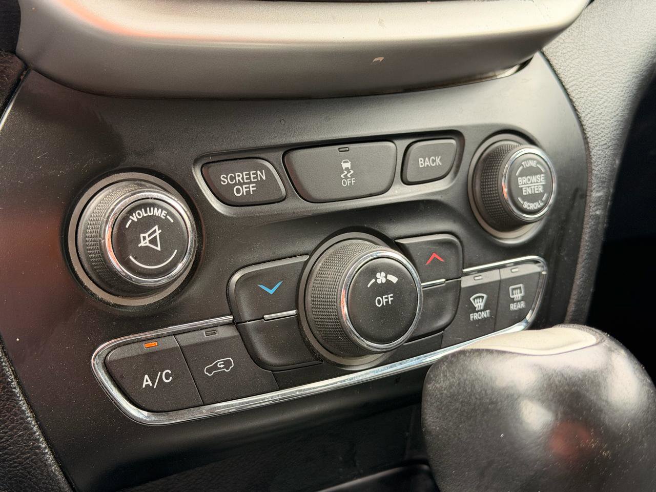 Used 2014 Jeep Cherokee Trailhawk w/ Leather Interior Group AWD/4WD image 28