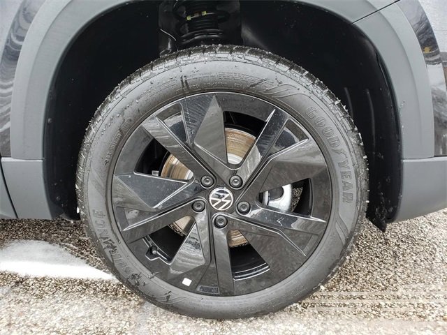 New 2026 Volkswagen Taos SE image 12