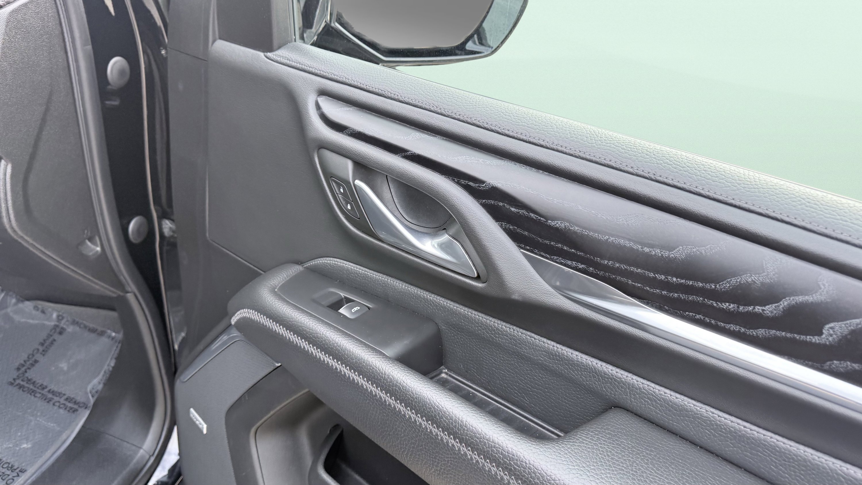 Used 2023 GMC Yukon Denali RWD image 40