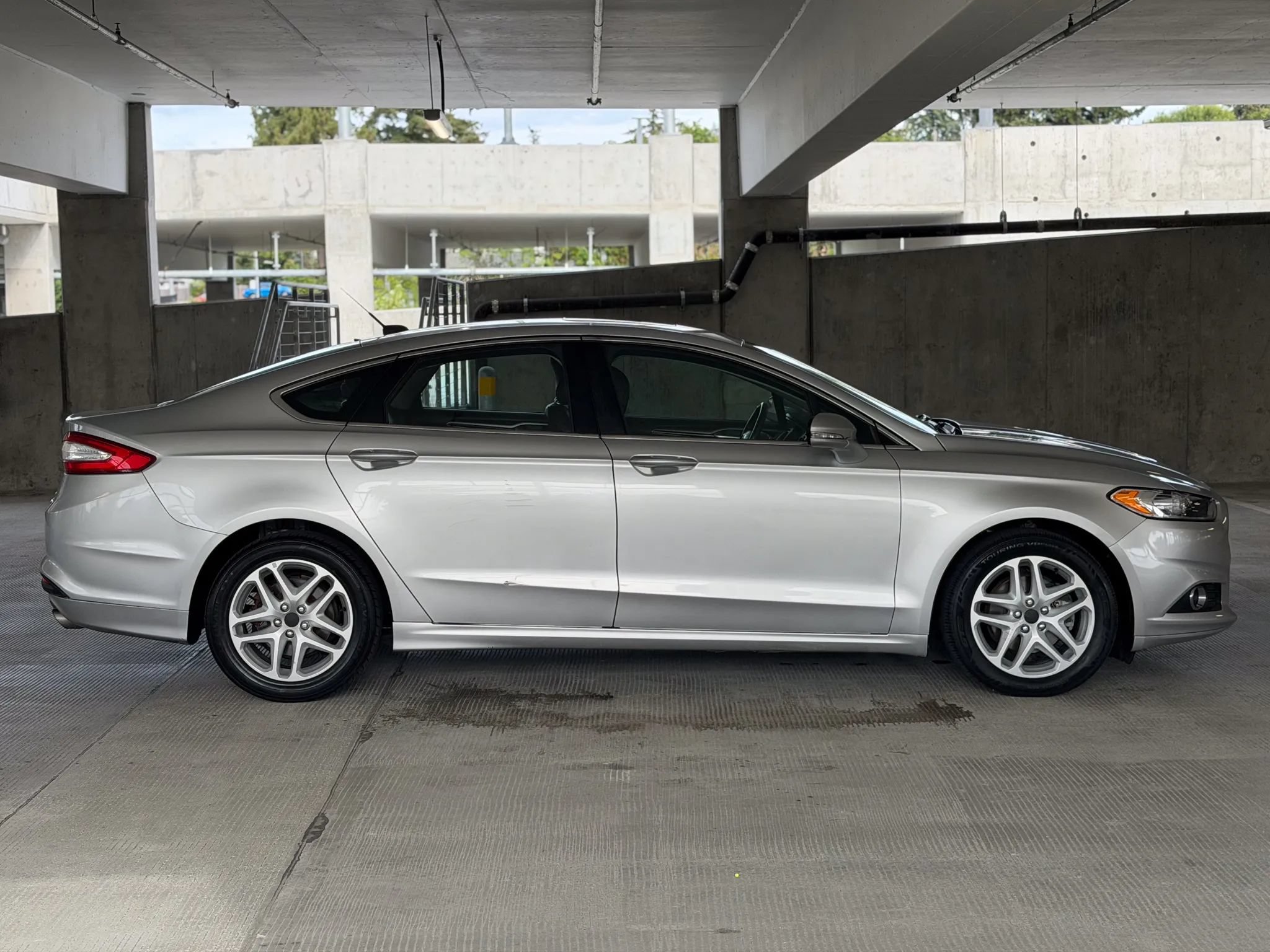 Used 2014 Ford Fusion SE w/ Equipment Group 202A FWD image 4