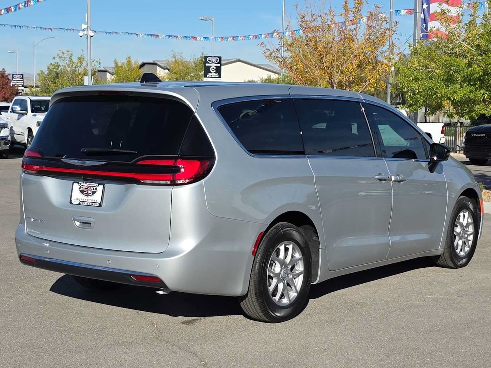 Used 2026 Chrysler Pacifica Select FWD image 8