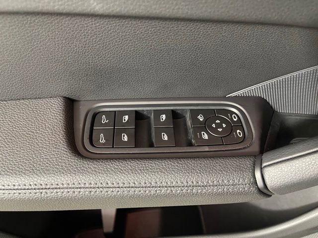 Used 2025 Porsche Cayenne image 33