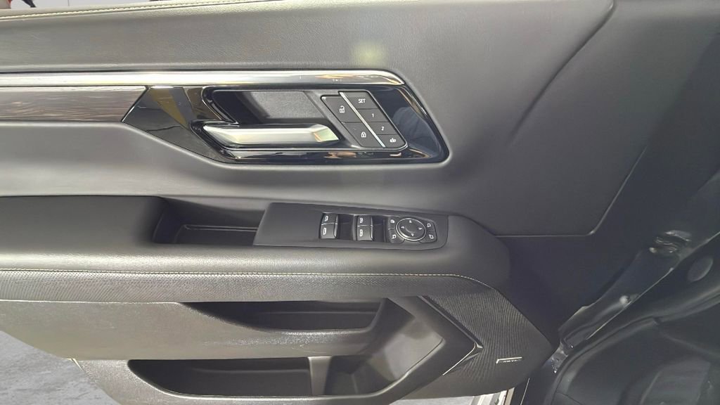 Certified 2025 Chevrolet Suburban Premier image 21