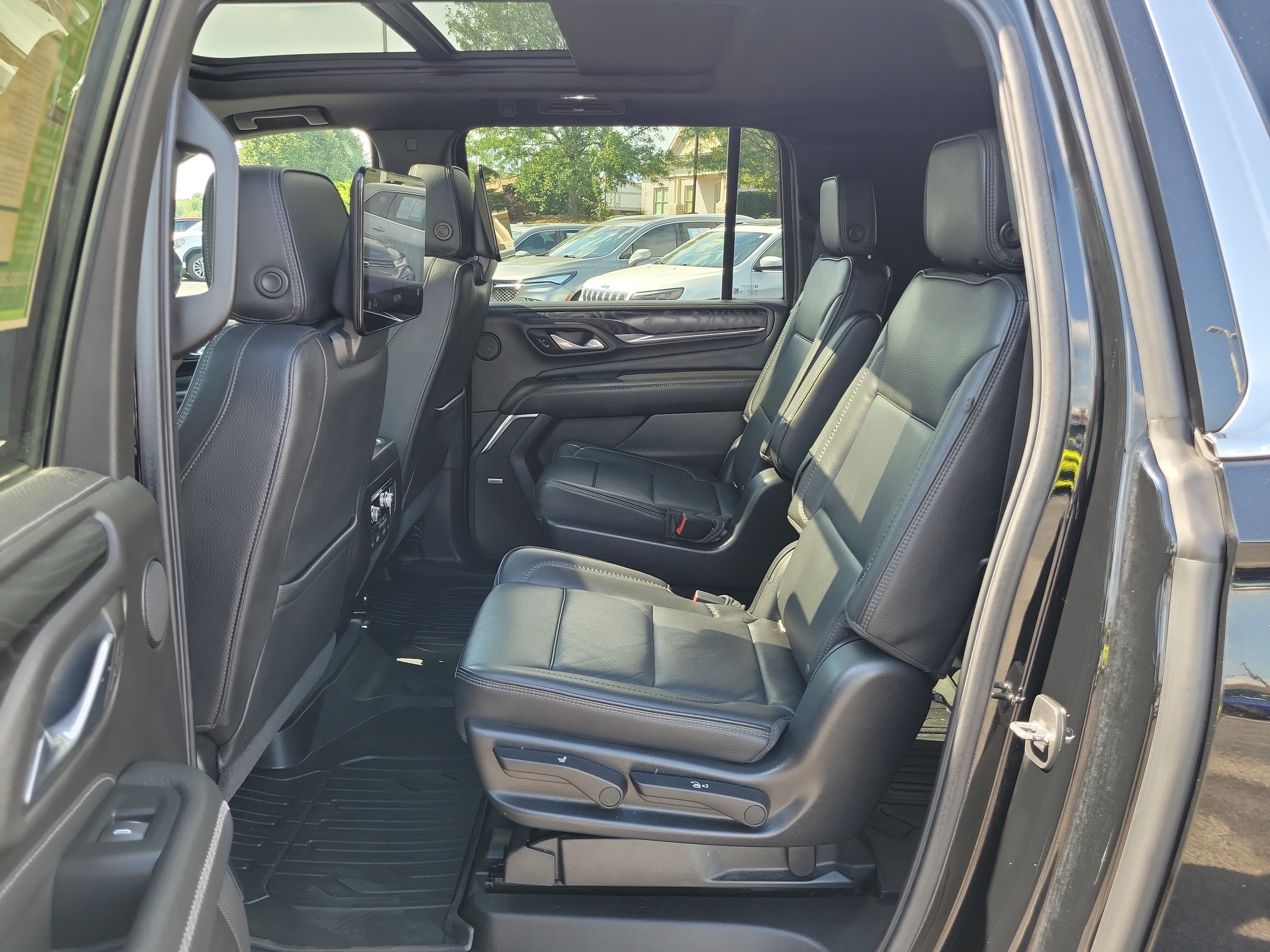 Used 2021 GMC Yukon XL Denali w/ Denali Ultimate Package AWD/4WD image 12