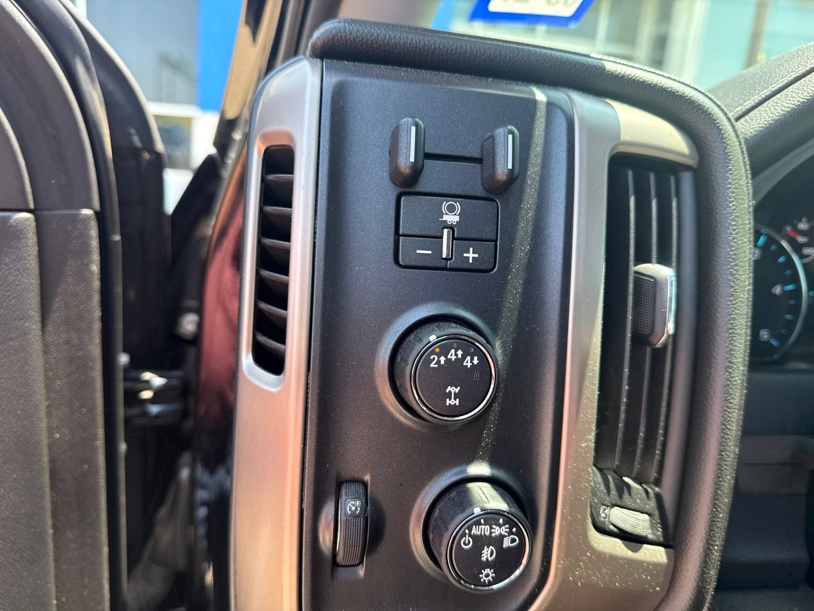 Used 2018 GMC Sierra 2500 Denali w/ Duramax Plus Package AWD/4WD image 17