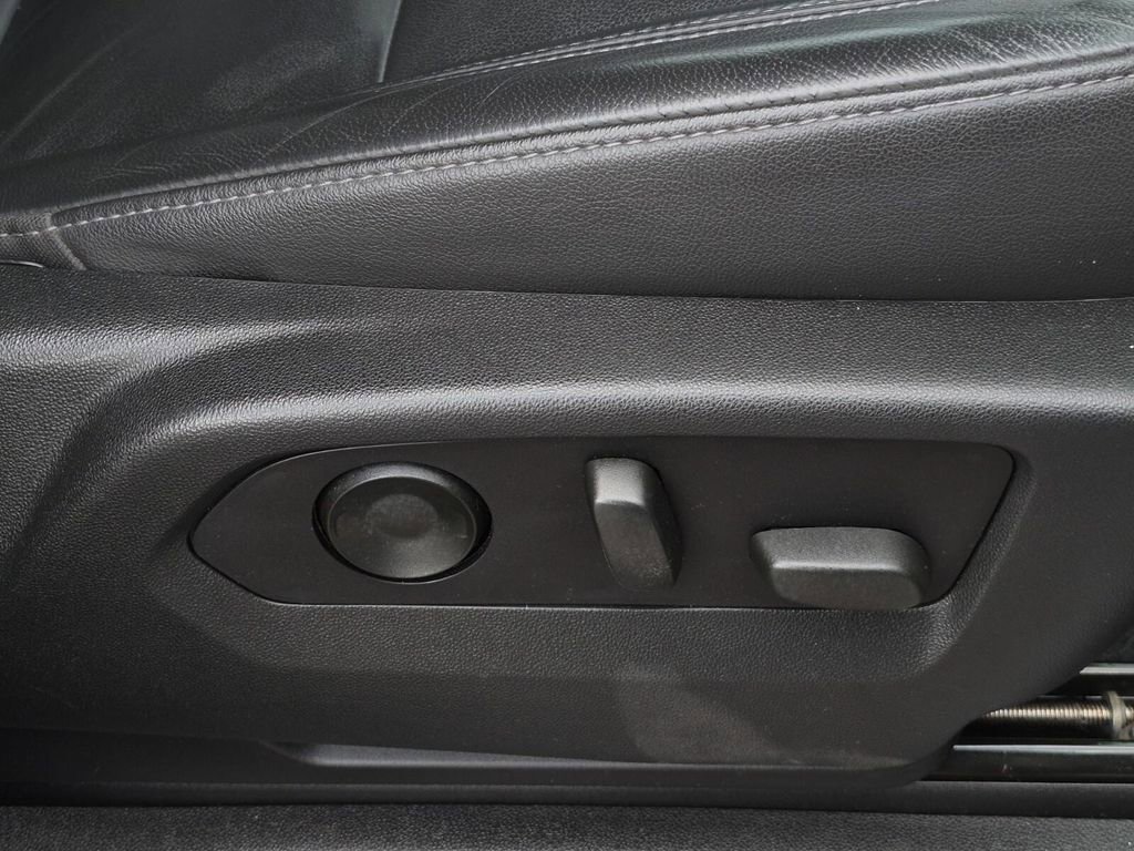 Used 2021 Chevrolet Suburban Z71 w/ Z71 Signature Package image 14