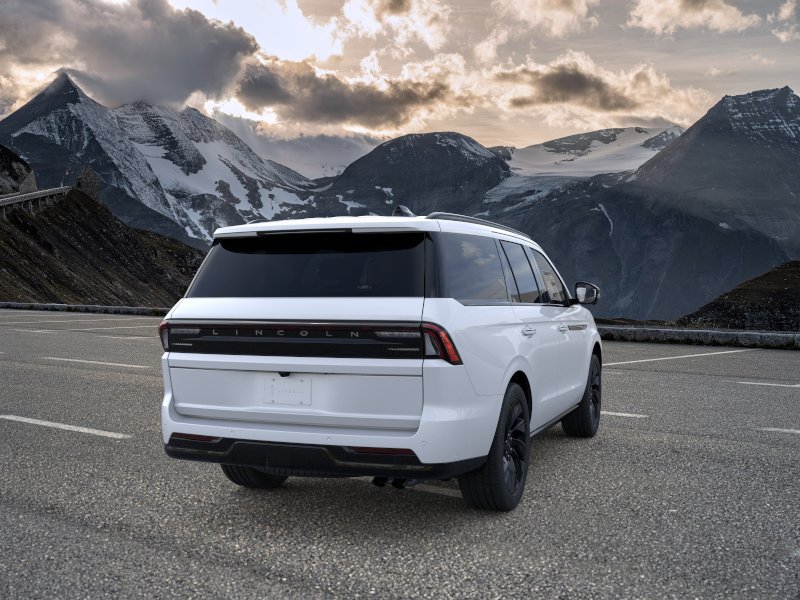 New 2026 Lincoln Navigator Reserve w/ Jet Appearance Package AWD/4WD image 8