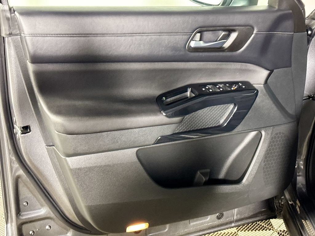 Used 2022 Nissan Pathfinder SV AWD/4WD image 10
