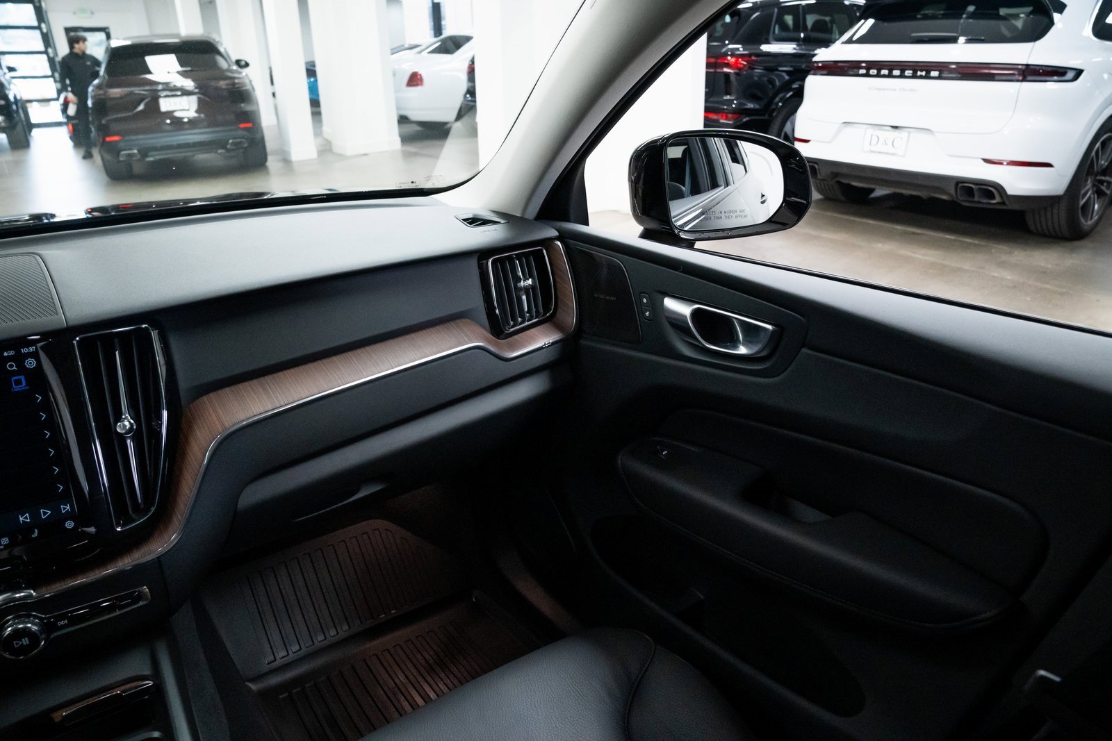 Used 2024 Volvo XC60 T8 Plus w/ Protection Package Premier image 11