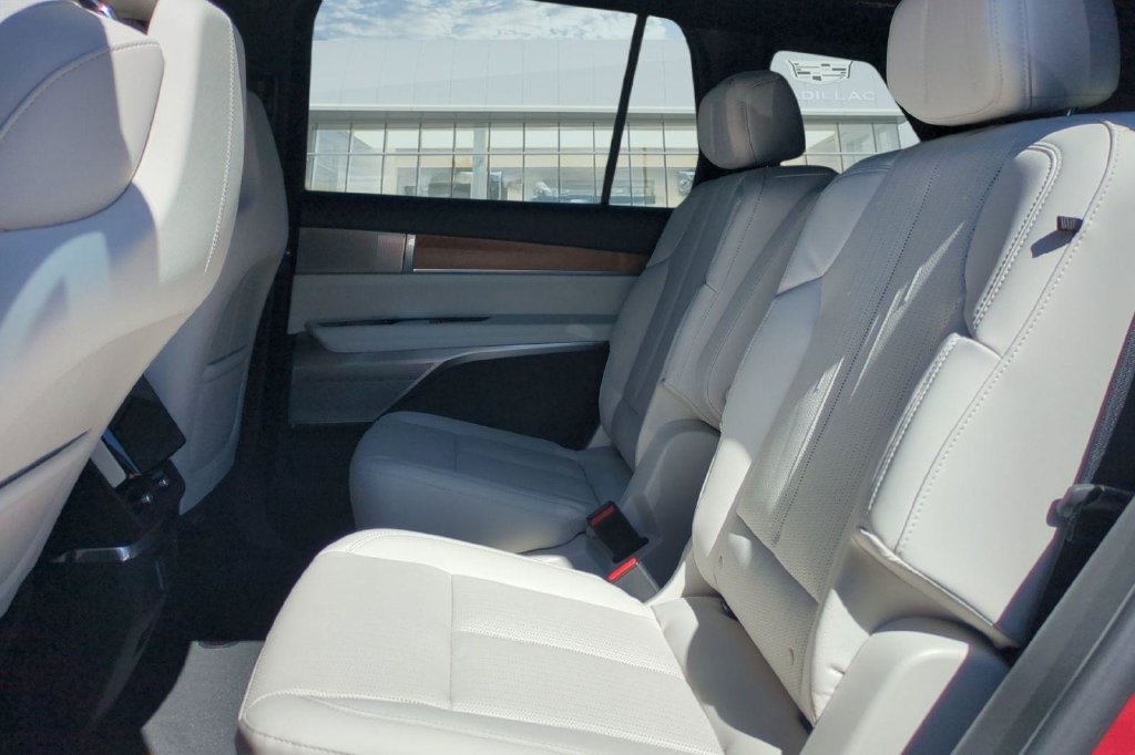 New 2027 Cadillac Vistiq Luxury w/ LPO, Floor Liner Package AWD/4WD image 13
