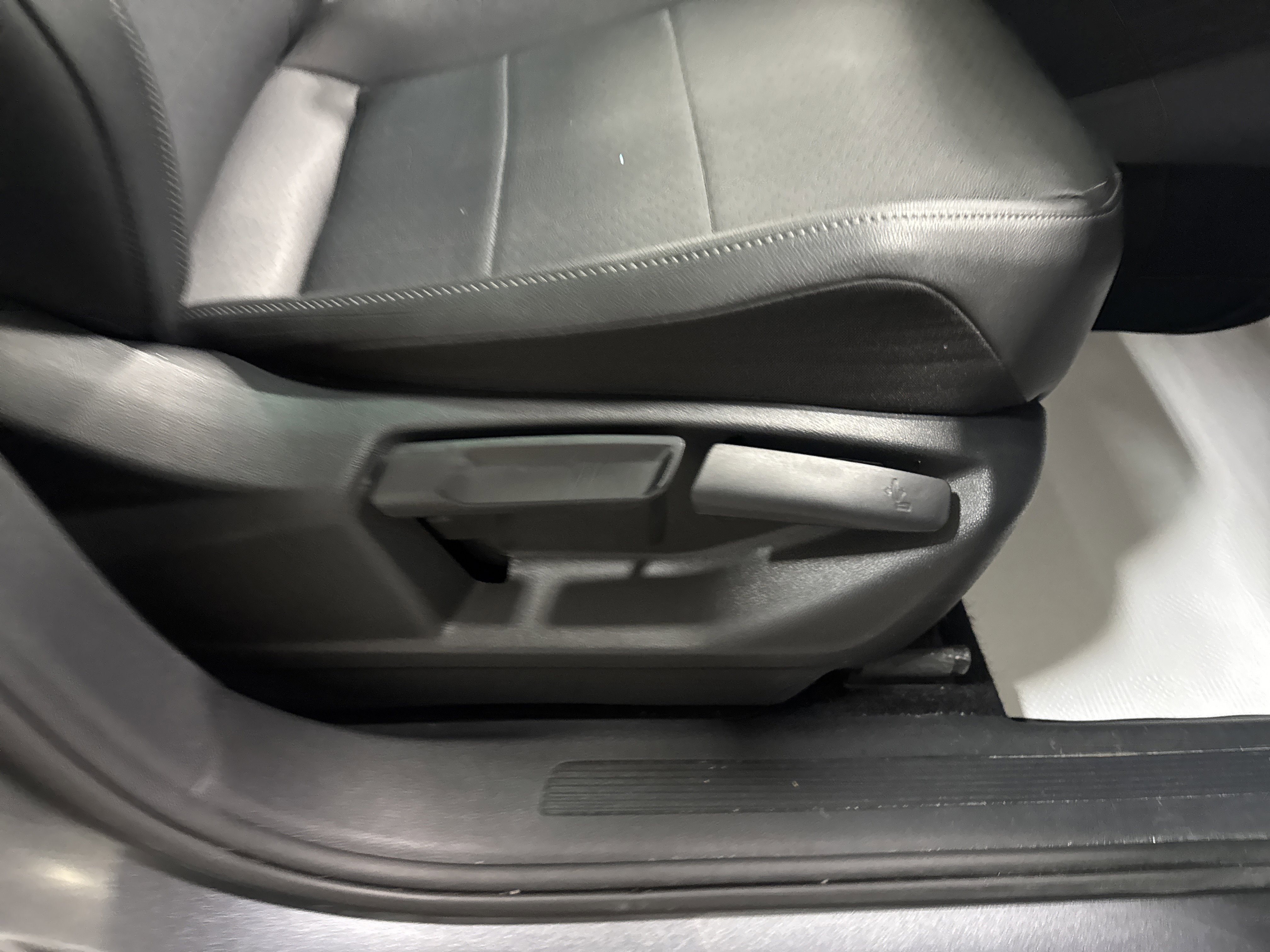 Used 2020 Volkswagen Tiguan SE w/ Panoramic Sunroof Package image 36