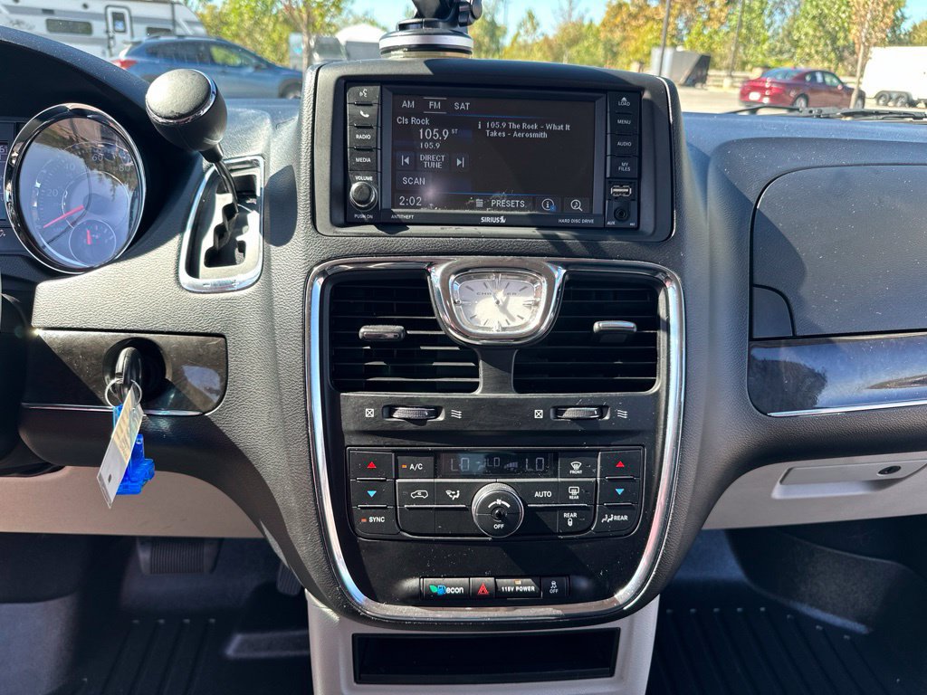 Used 2014 Chrysler Town & Country Touring FWD image 29