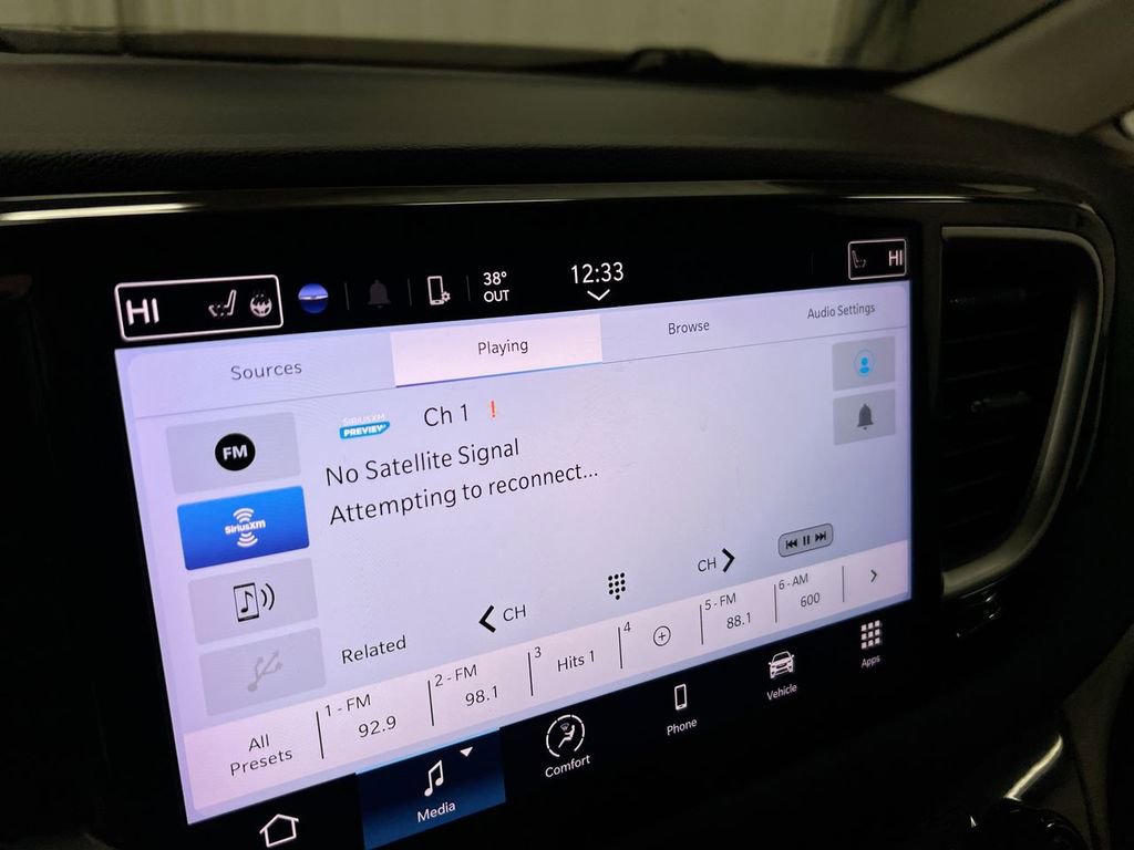 Used 2022 Chrysler Pacifica Touring-L image 14