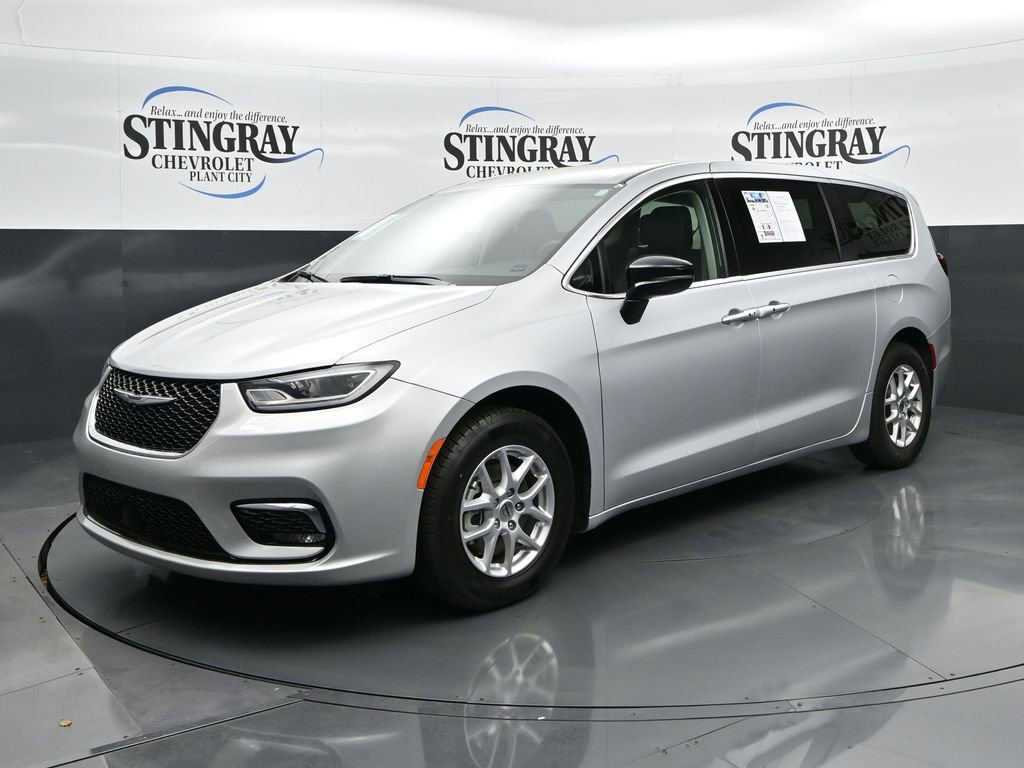 Used 2024 Chrysler Pacifica Touring-L image 3