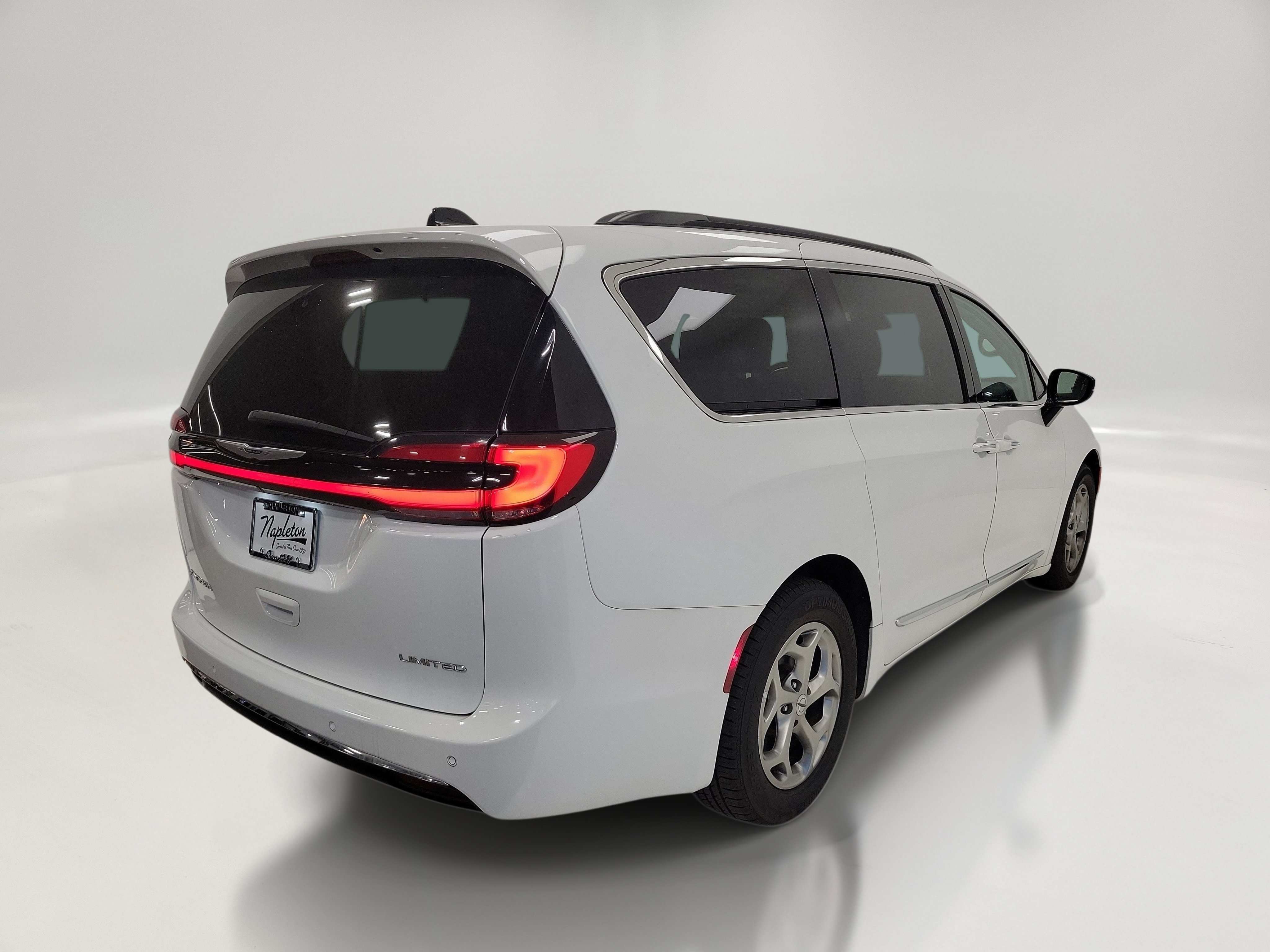 Used 2023 Chrysler Pacifica Limited FWD image 5