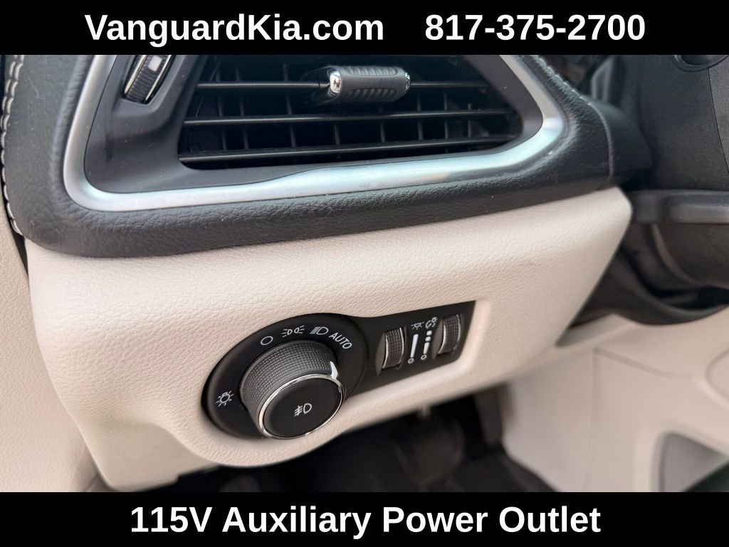 Used 2021 Chrysler Pacifica Limited w/ Uconnect Theater Family Group image 16