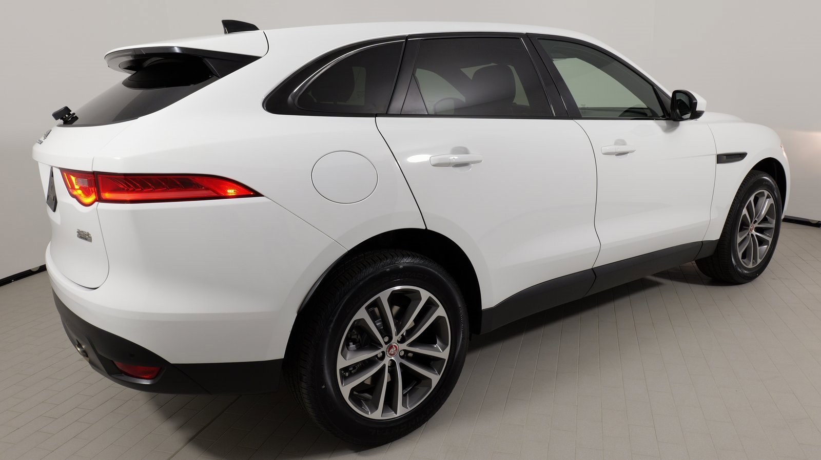 Used 2020 Jaguar F-PACE Premium image 22