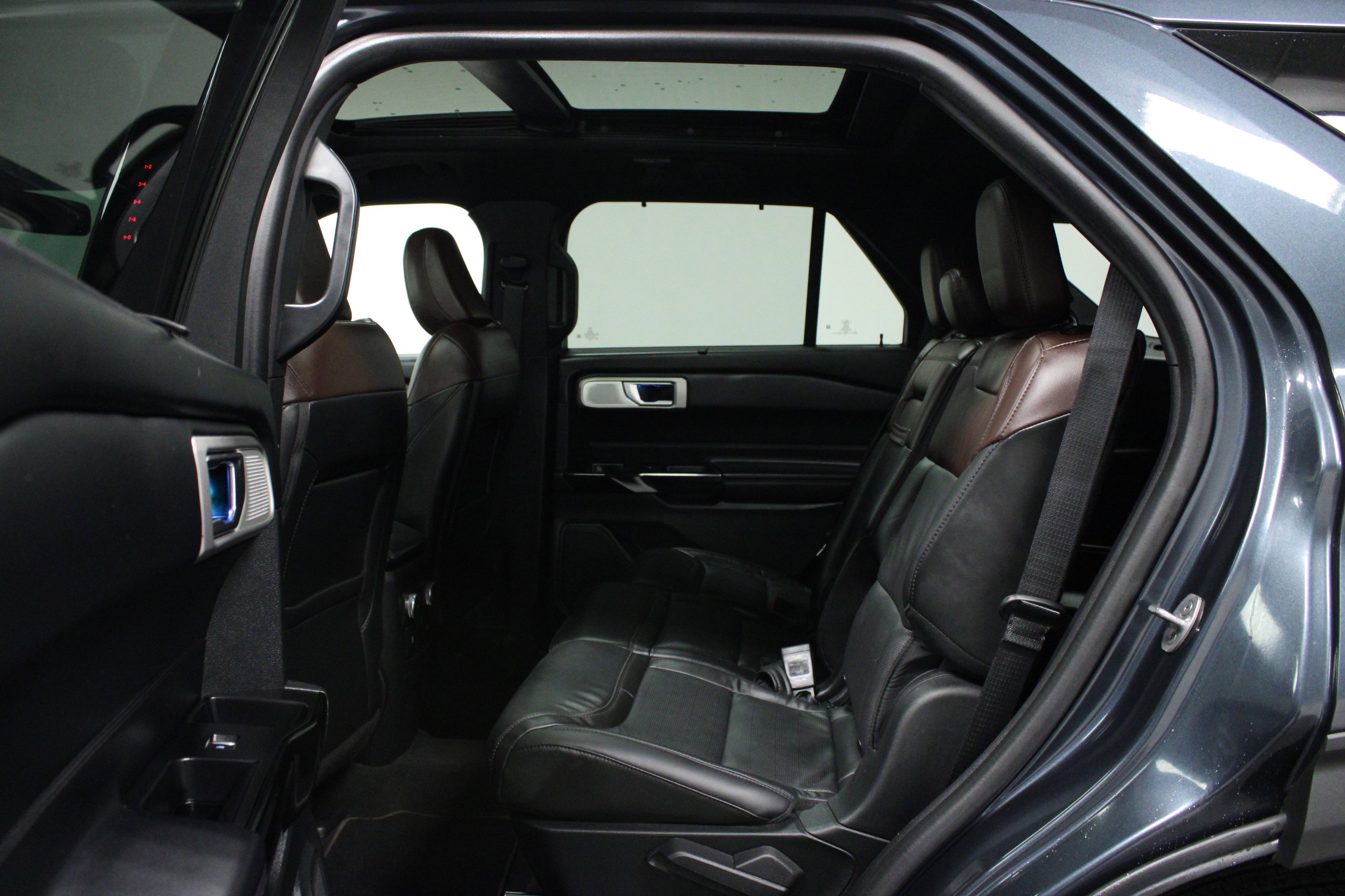 Used 2022 Ford Explorer Platinum w/ Technology Package RWD image 13
