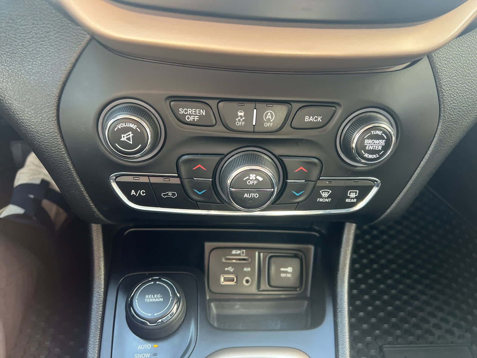 Used 2018 Jeep Cherokee Limited image 29
