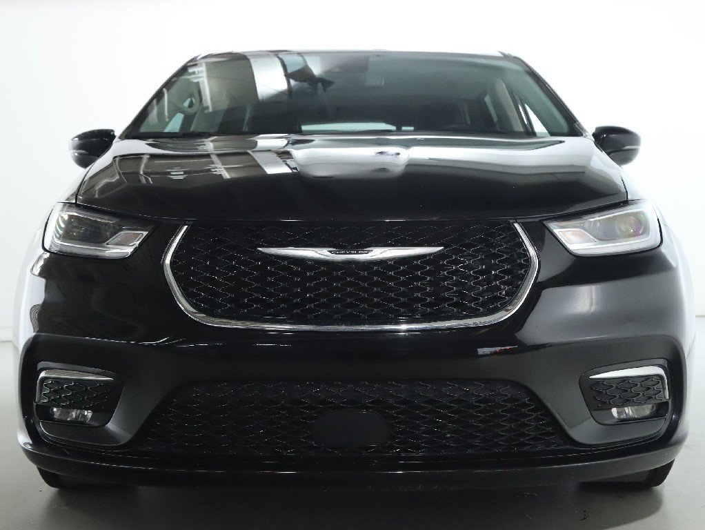 Used 2024 Chrysler Pacifica Touring-L image 6