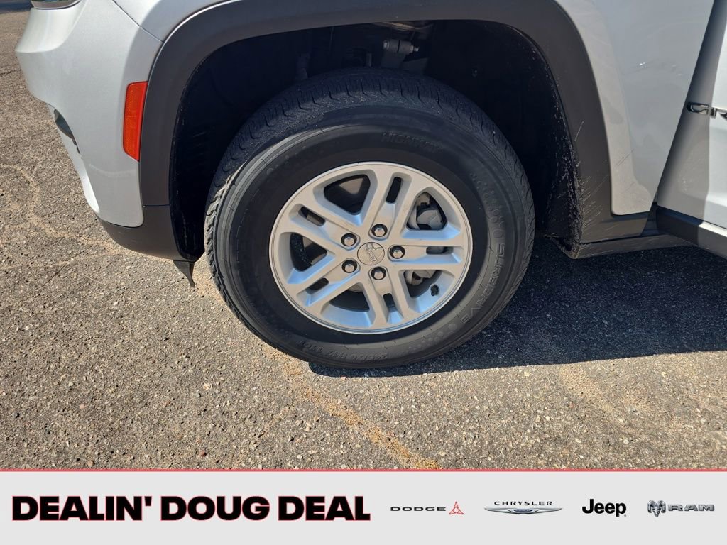 Used 2023 Jeep Grand Cherokee Laredo image 27