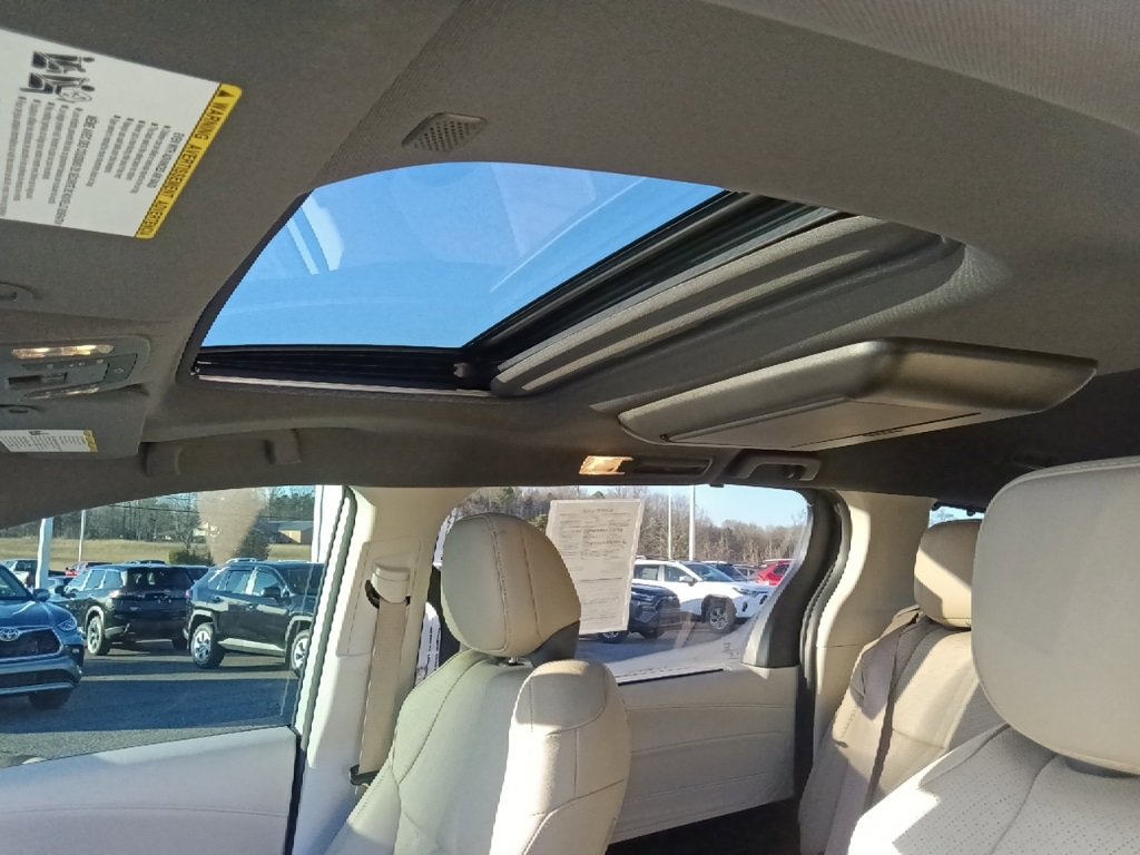 Used 2022 Toyota Sienna Limited image 14