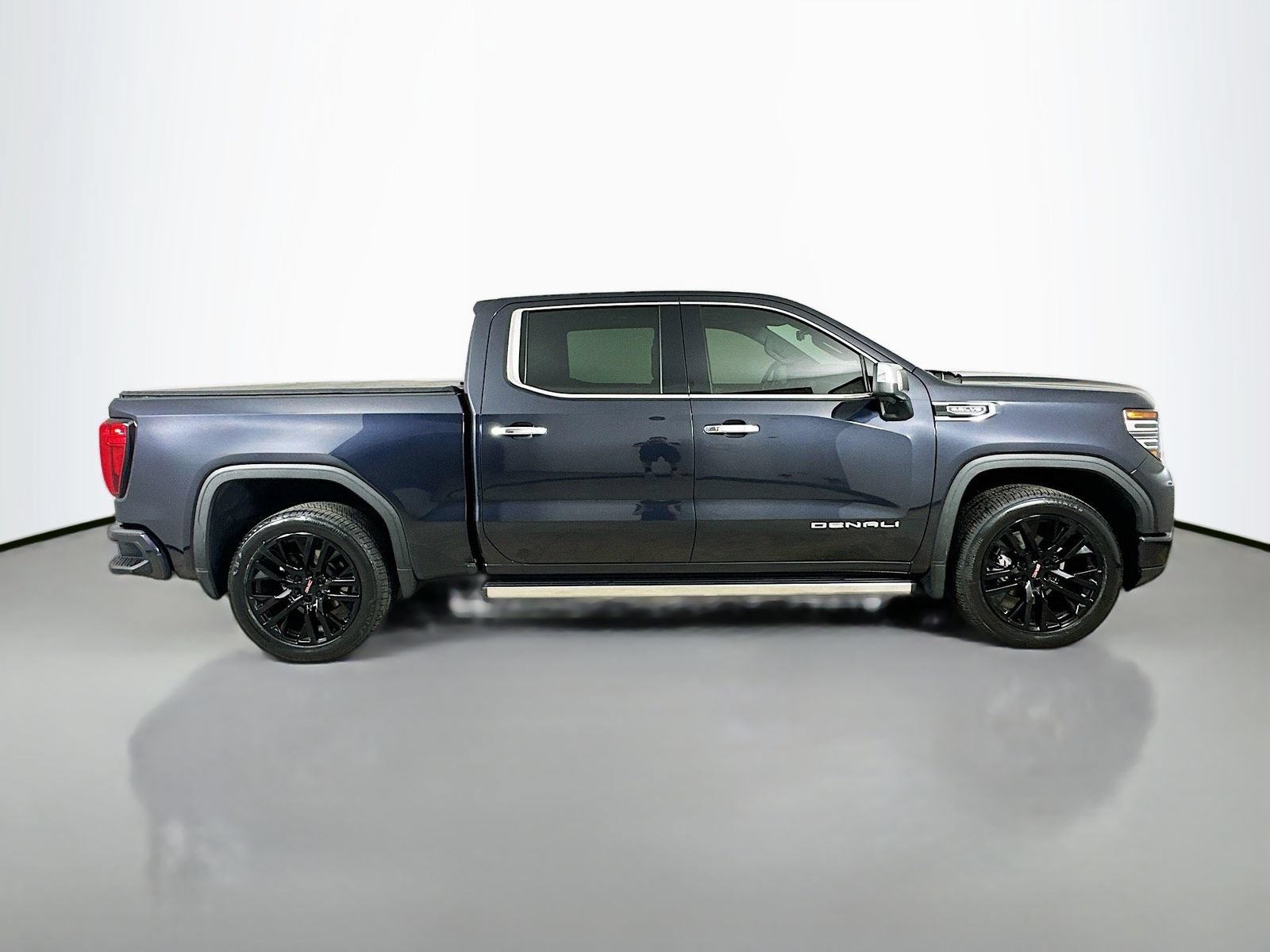 Used 2022 GMC Sierra 1500 Denali w/ Technology Package AWD/4WD image 4