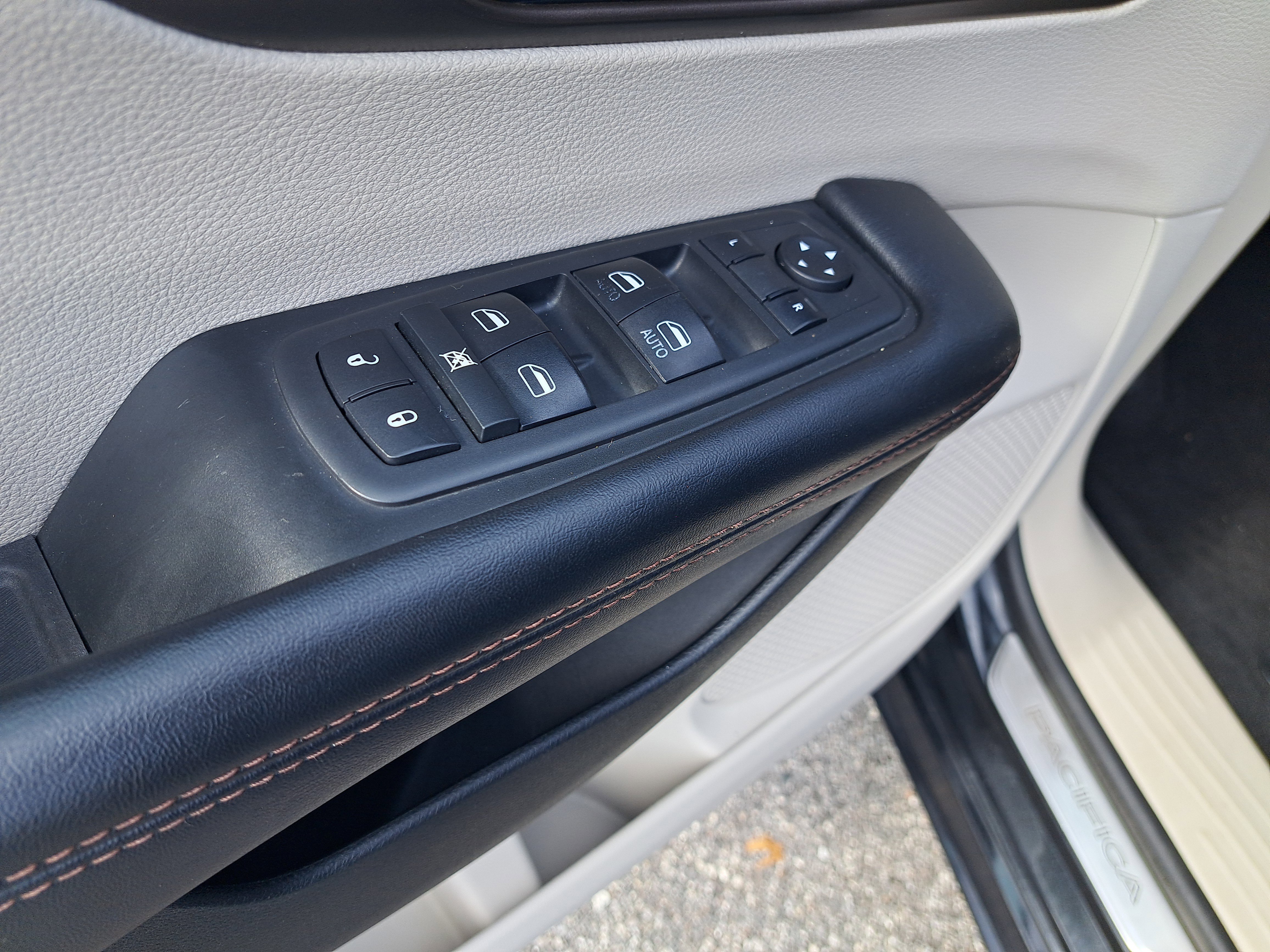 Used 2017 Chrysler Pacifica Touring Plus w/ Tire & Wheel Group image 13