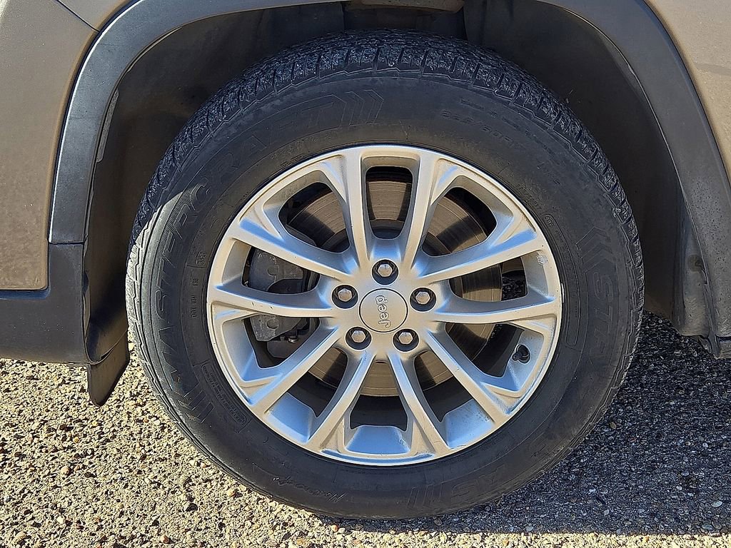 Used 2019 Jeep Cherokee Latitude w/ Popular Appearance Group image 11