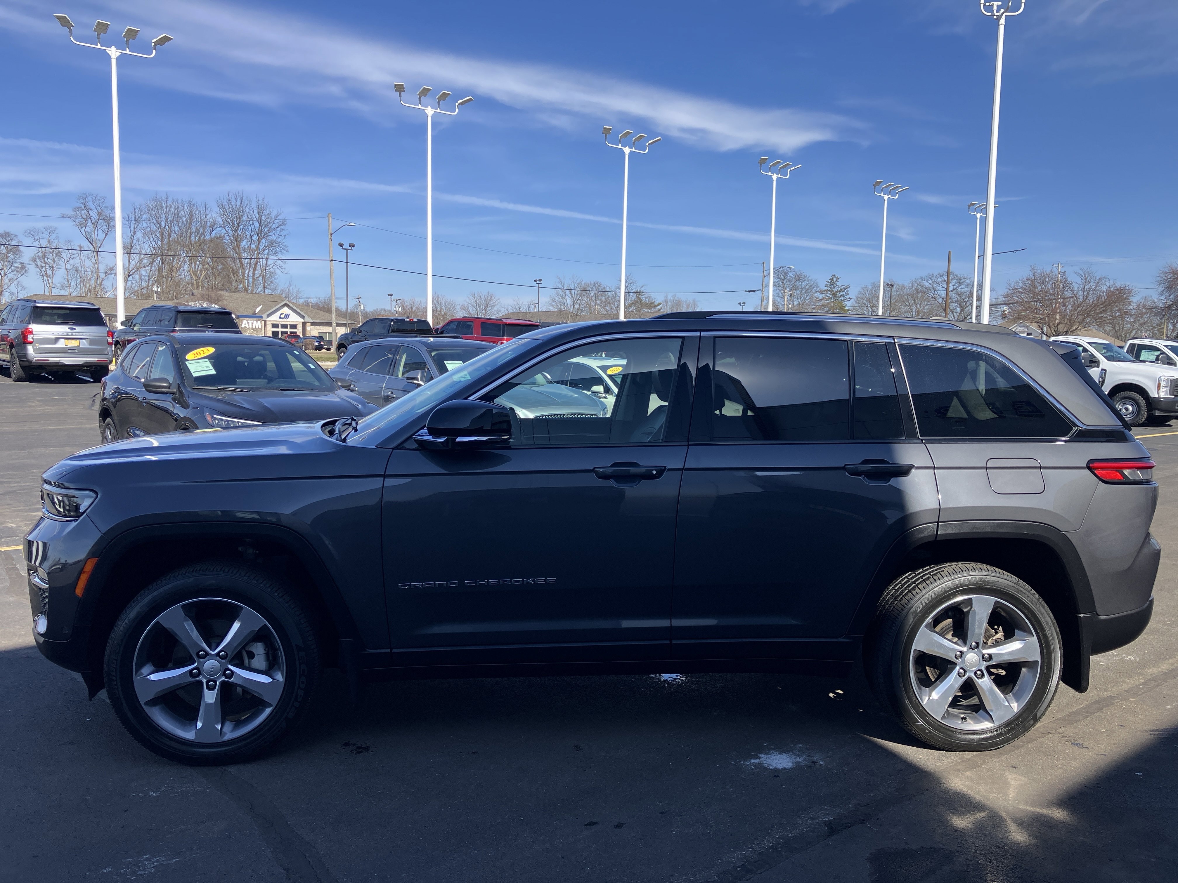 Used 2022 Jeep Grand Cherokee Limited w/ Luxury Tech Group II image 4