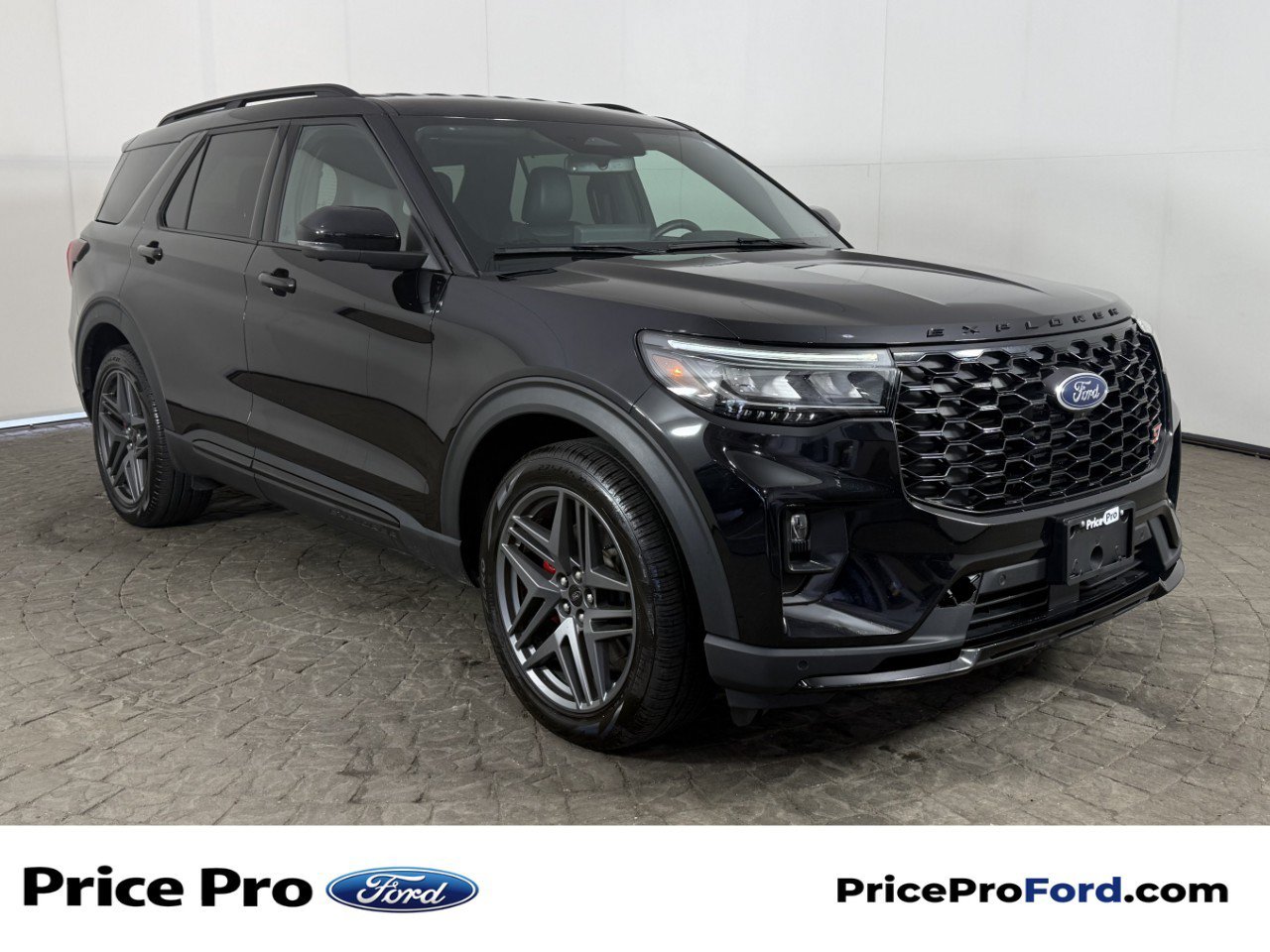 Used 2025 Ford Explorer ST RWD image 1